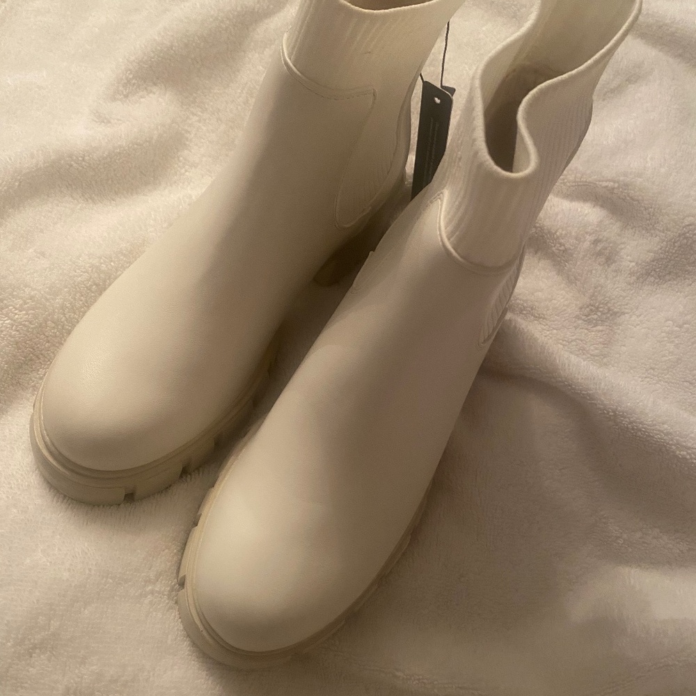 NWT Chelsea slip on boot in box size 5.5